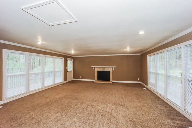 Building Photo - 395 Magmar Ln