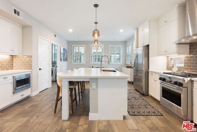 Building Photo - 5053 Echo St