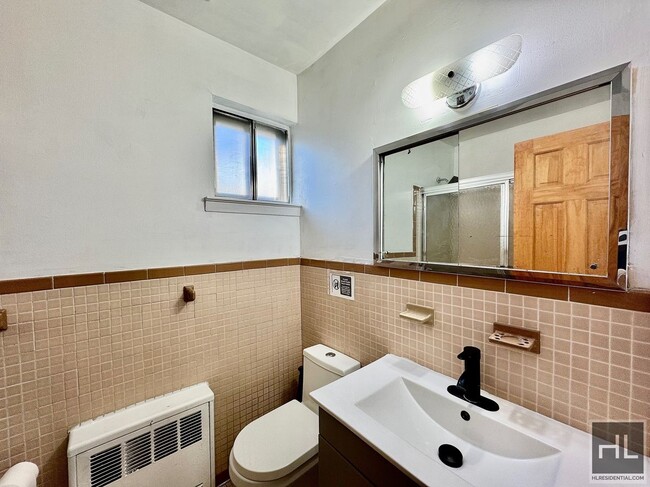 Foto del edificio - One bedroom in Astoria walking distance to...