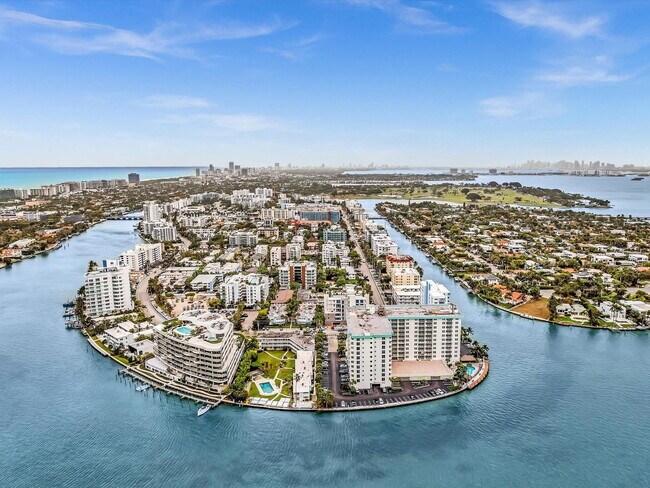 Foto del edificio - 9901 W Bay Harbor Dr