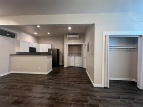 Building Photo - 809 Vance St