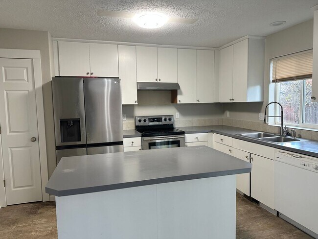 Foto del edificio - 2 Bedroom SE Portland Home with Garage!
