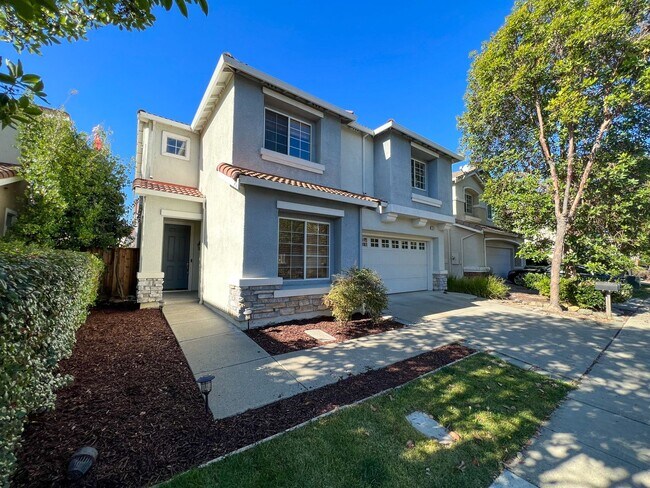 Building Photo - 4 Bedroom, 3 Bathroom Home in Heron Bay, S...