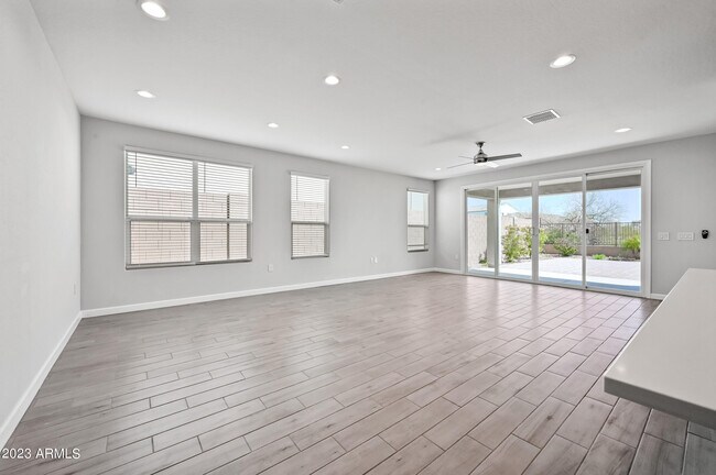 Building Photo - 2111 E Questa Dr
