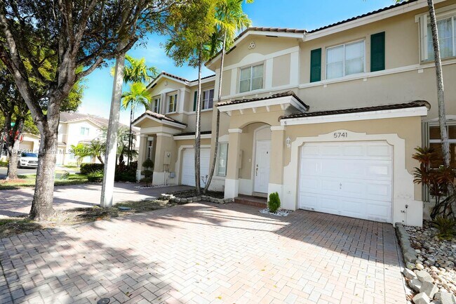Foto del edificio - 5741 NW 112th Ct