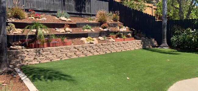 Building Photo - Spacious, Private! Great Yard! 4BD/2BA