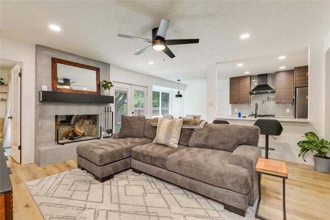 Foto del edificio - 7407 Whispering Winds Dr