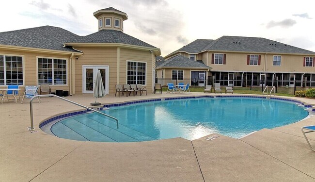 Building Photo - Spacious 3Bed/2.5Ba Townhome in the Gated ...