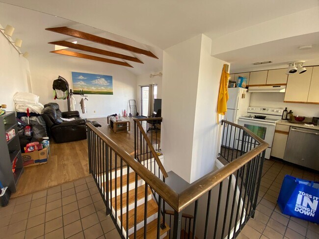 Building Photo - Available 9/1. Penthouse duplex 2bed w/ HU...
