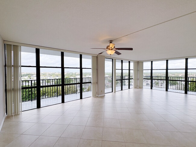 Building Photo - 800 Parkview Dr