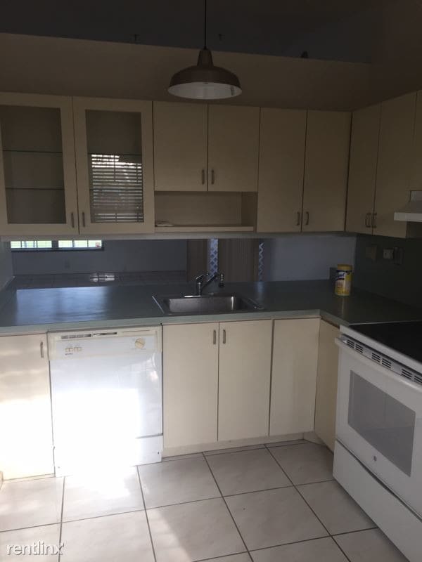 Building Photo - 2 br, 2 bath Townhome - 10847 SW 117 Place