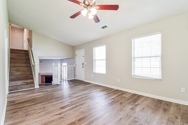 Foto del edificio - 6149 Raleigh Oaks Ct