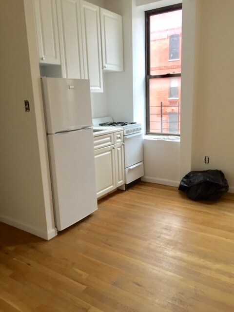 Primary Photo - 400 E 83rd St