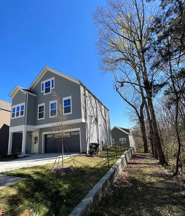 Building Photo - 551 Kingsway Cir