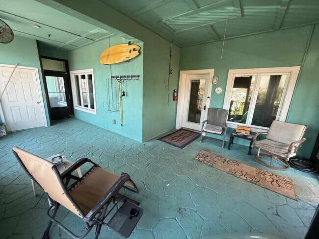 Foto del edificio - Pensacola Beach - 3 bedroom, 4 bathroom - 2nd and 3rd floor balconies with water view