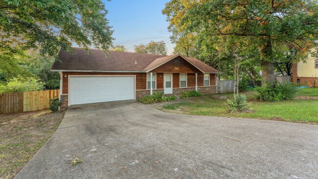 Building Photo - "Cozy 3-Bedroom Fayetteville Home with Modern Granite Touches!"