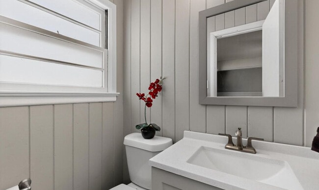 Foto del edificio - 1900 Hilltop Dr