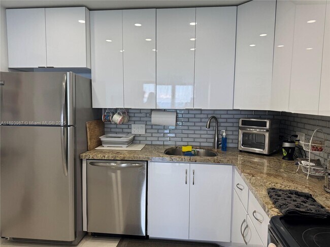 Building Photo - 2101 S Ocean Dr