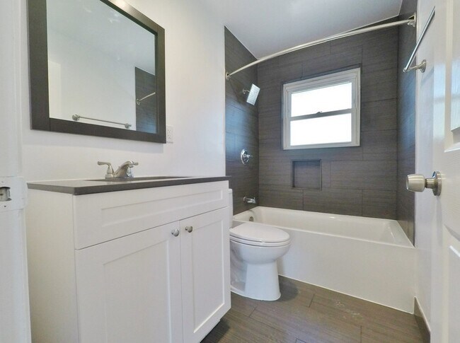 Building Photo - Remodeled 2-Bd Townhome w/ Patio, Washer/D...
