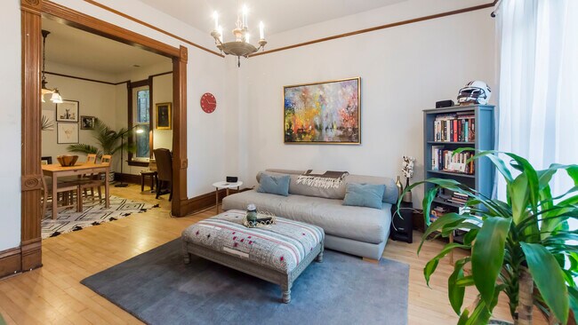Foto del edificio - 1529 N Claremont Ave