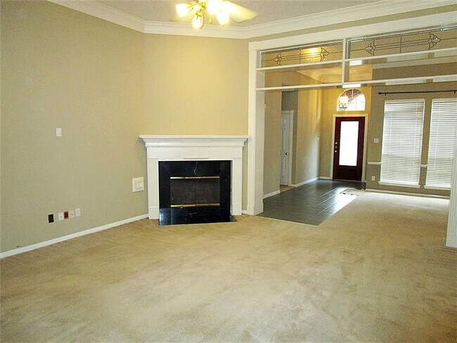 Building Photo - Spacious Comfort & Prime Location on the G...