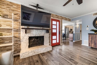 Building Photo - 2703 S I-35 Frontage Rd