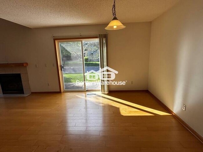 Foto del edificio - Rare Opportunity, Move Now into 2 bed 1.5 bath Townhome in Prior Lake!