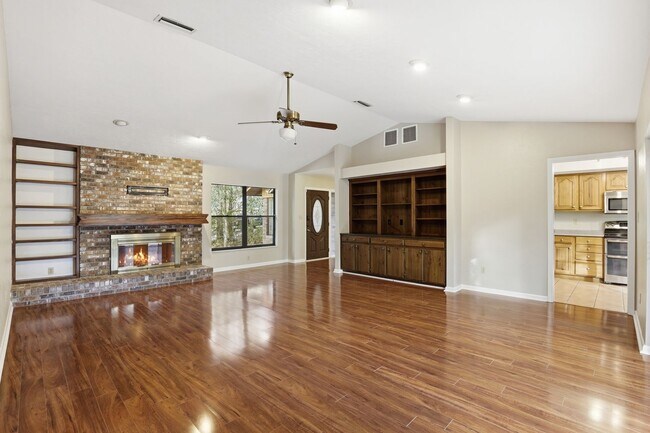 Building Photo - Three-bedroom Two bath with smaller study/fourth bedroom in Haile Plantation