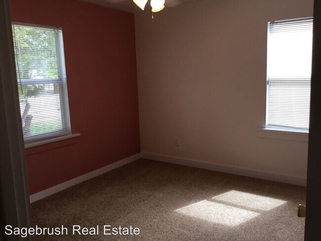 Foto del edificio - 2 br, 1 bath House - 1013 E 10th St