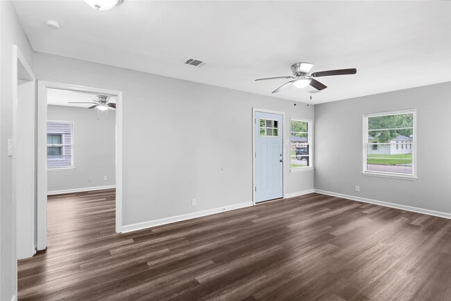 Building Photo - 1104 Southampton Dr