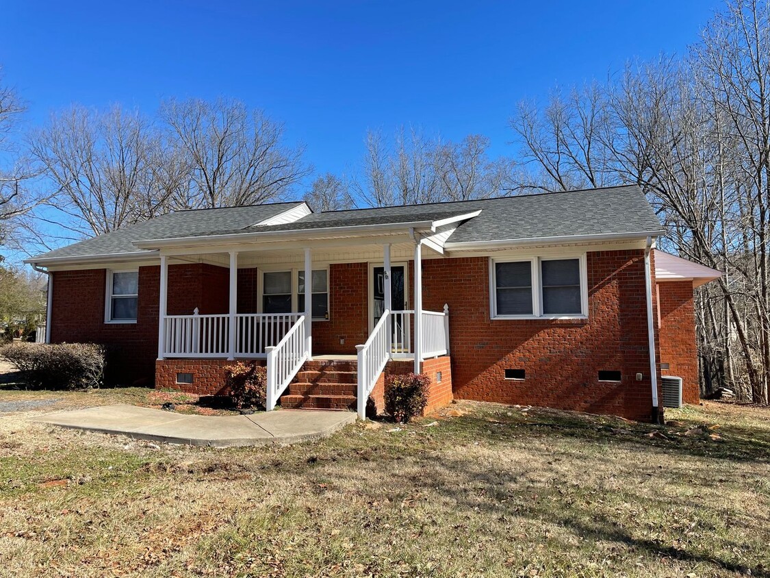 Primary Photo - 4 Bed, 3 Bath brick home located in Ramseur