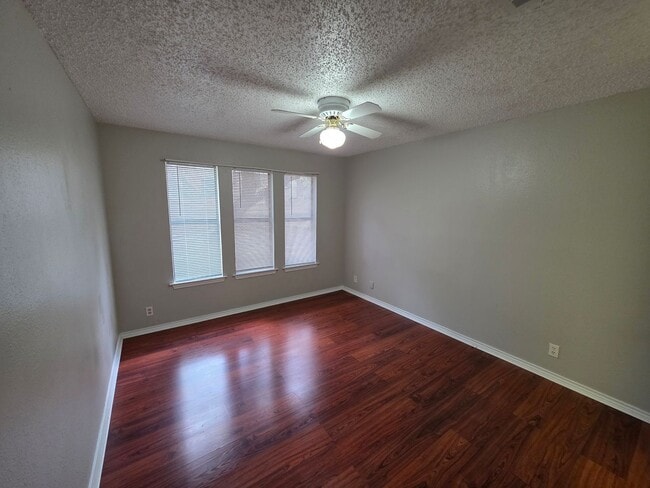 Foto del edificio - Hidden Creek Townhouse