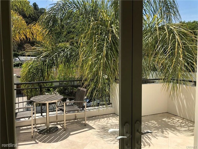 Foto del edificio - 3 br, 3 bath Apartment - 1024 Kenfield Ave