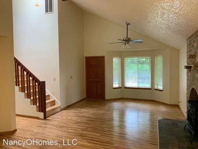 Building Photo - 3 br, 2.5 bath House - 4012 NE 131st St