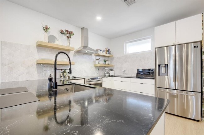 Building Photo - 2709 E 5th St.