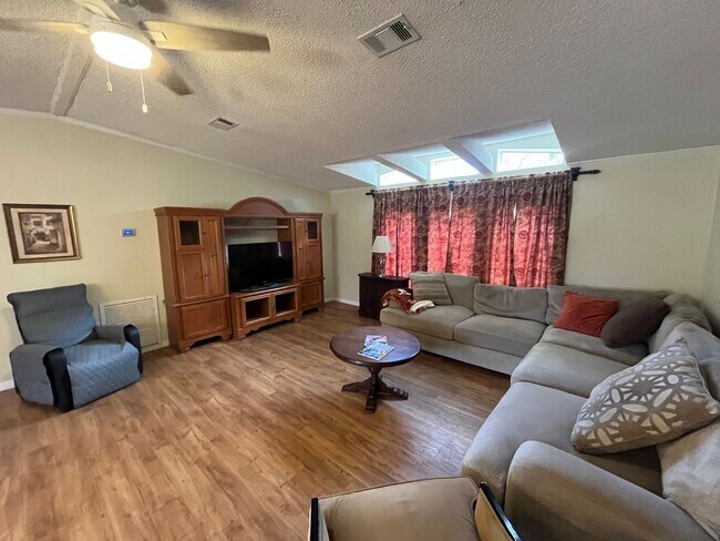 Foto del edificio - Spacious Furnished 3 Bedroom, 2 Bath Triple-Wide Manufactured Home – South of Live Oak, FL