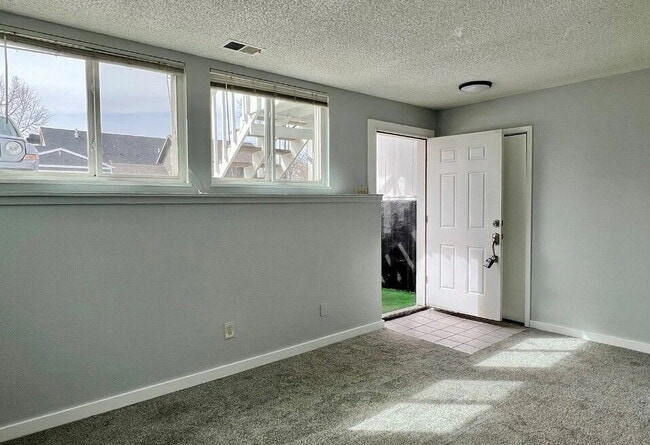 Building Photo - Beautiful 2-Bedroom Gem with Spacious Layout in Denver's Heart – 950 Sq Ft of Comfort!