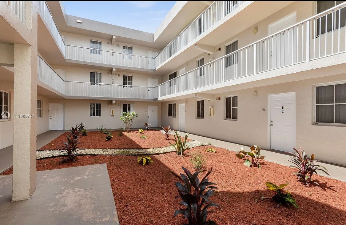 Foto del edificio - 6155 NW 186th St