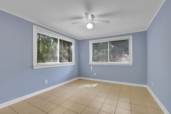 Foto del edificio - Don’t Miss Out! Look, Lease, and Live Spec...
