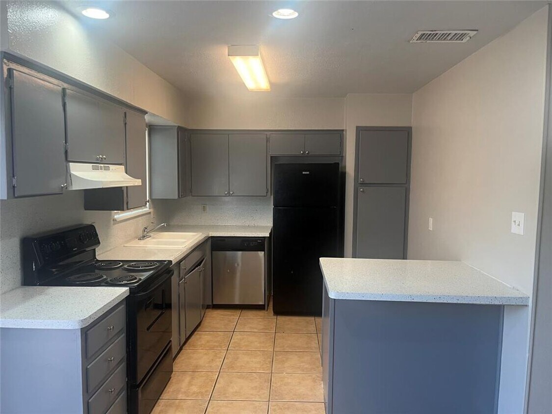 Building Photo - Available now - 3 /2.5 Townhome style