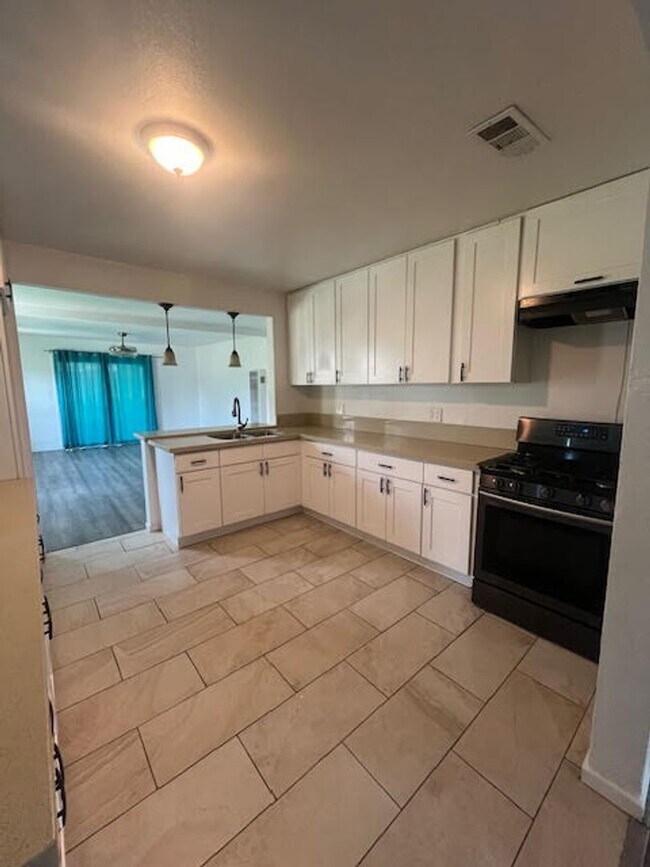 Building Photo - Pet Friendly 4 Bedroom Home