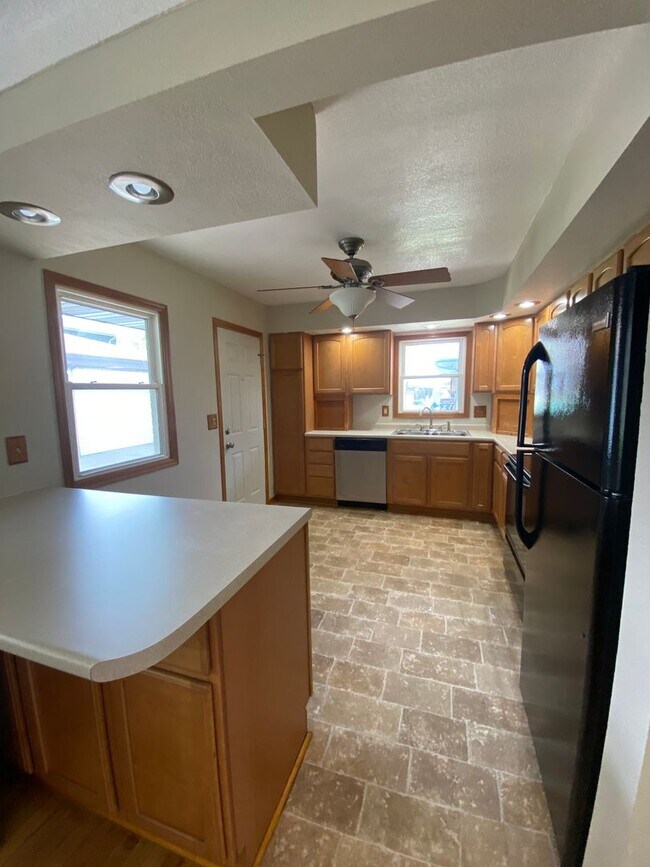 Building Photo - Updated 4 Bedroom 2 Bath