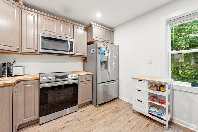 4 habitaciones, 2.5 baños - 2200 pies cuadrados - Cocina - Fully Renovated Cypress St Student Housing!