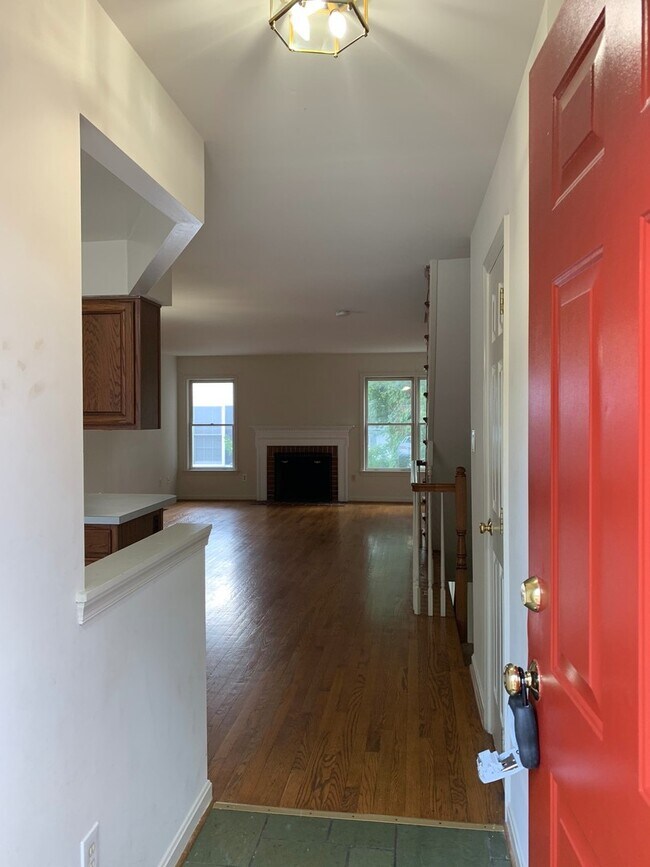 Building Photo - Spacious 3 Level TH in North Arlington w/ ...