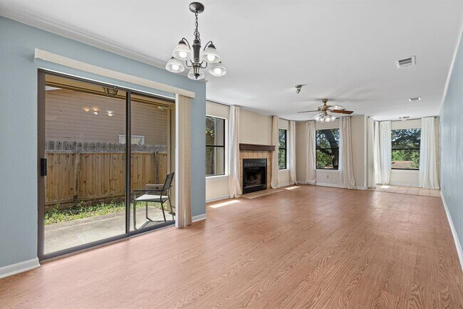 Foto del edificio - 8302 Spring Valley Dr