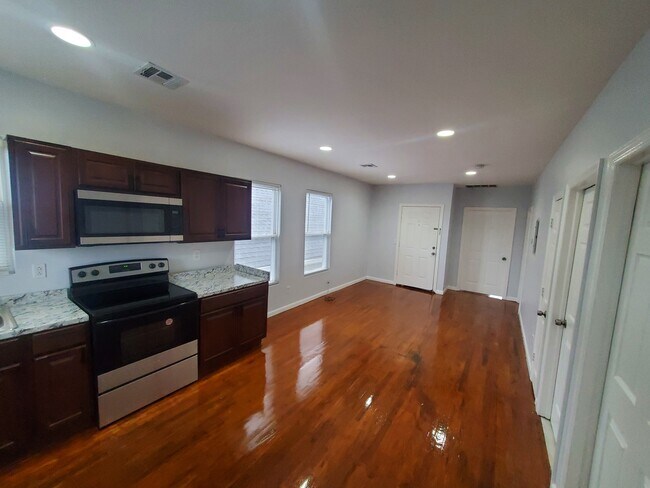 Building Photo - 250 Inslee Pl