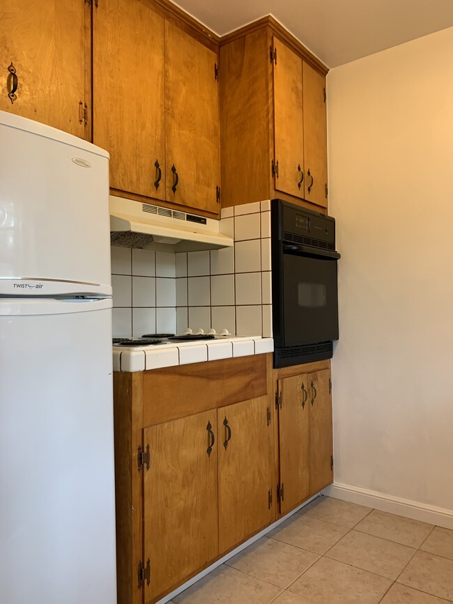 Building Photo - Bright Studio Apartment in Great Location