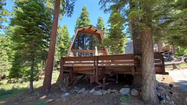 Building Photo - Spacious and Bright Cottage in Quiet Cul-d...