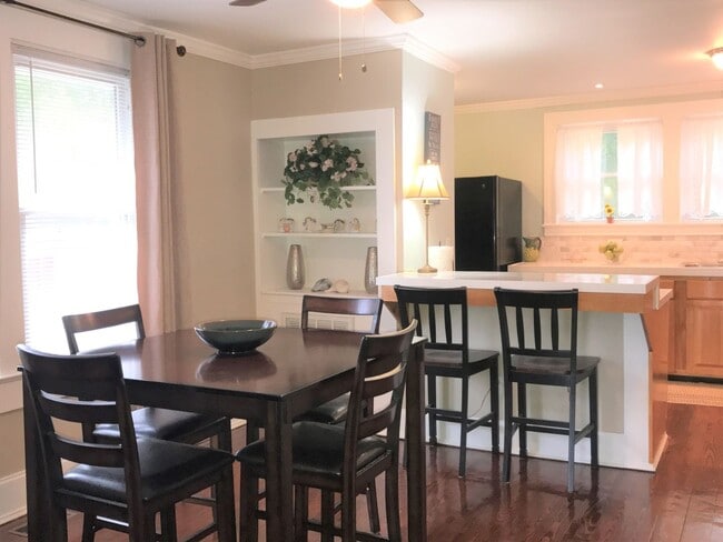Building Photo - Adorable South Hill Charmer