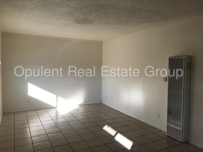Building Photo - 4329 N Longview Ave